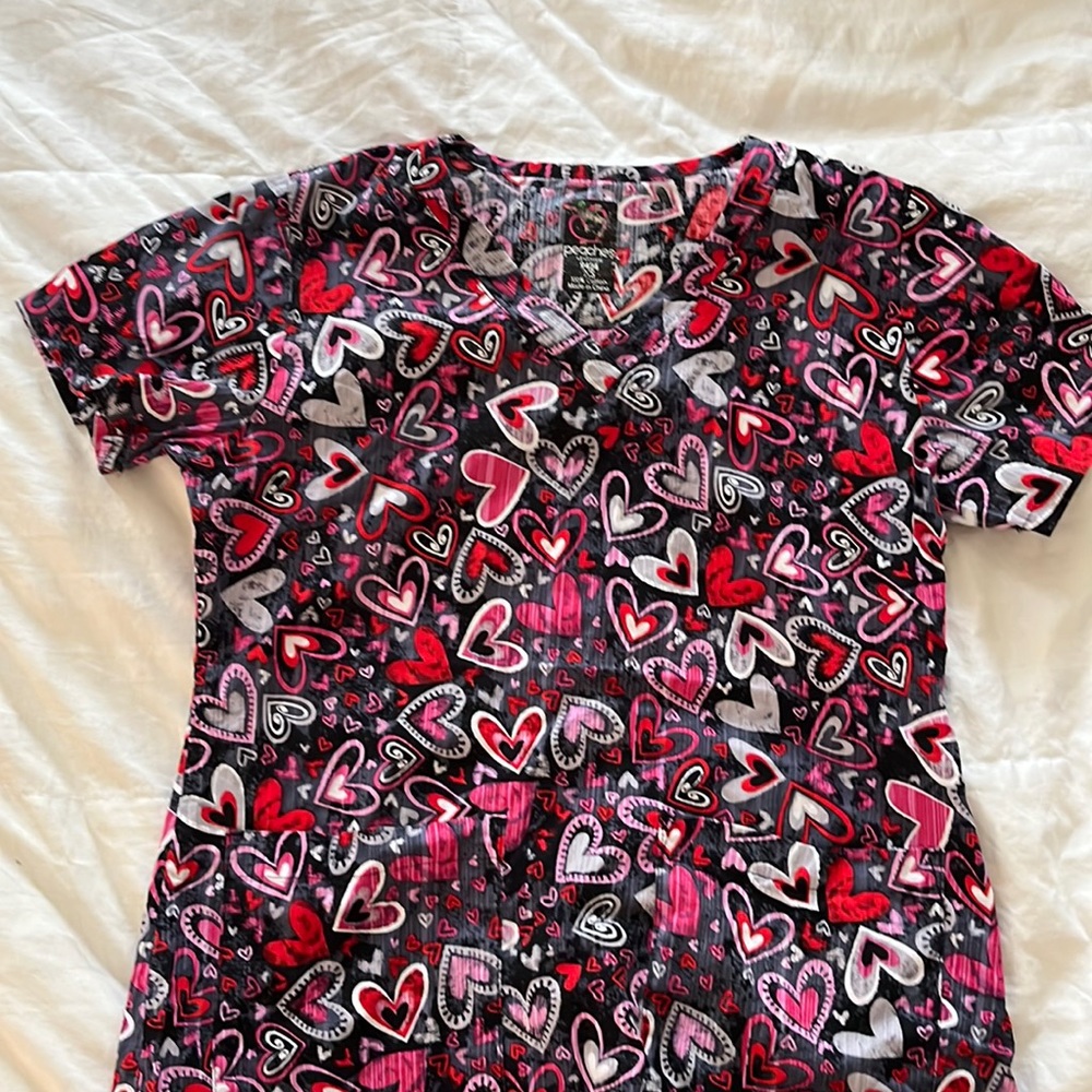 Peaches XS hearts scrub top